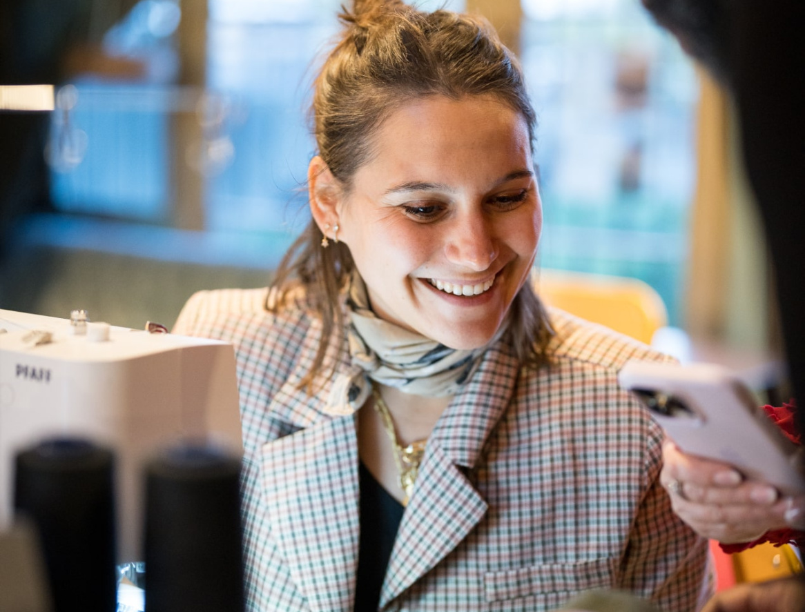 femme souriant avec ses collègue
