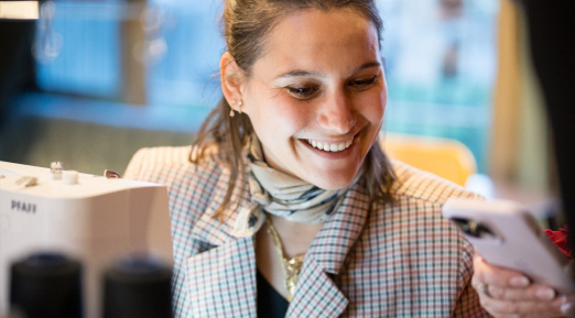 femme souriant avec ses collègue