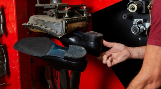 chaussure dans une machine pour réparer la semelle