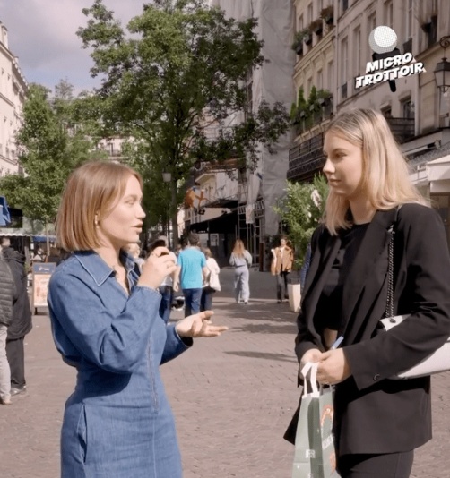 Micro-trottoir dans la rue entre deux femmes.