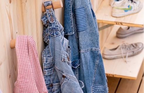 vêtements accrochés sur portant