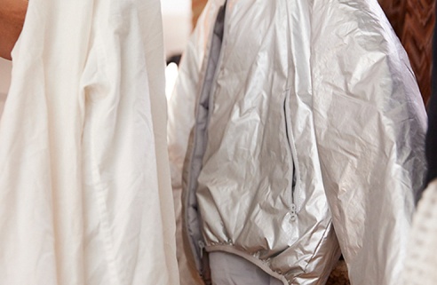 veste gris exposée sur un portant