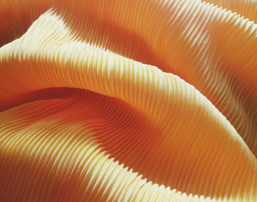Textile orange plissé
