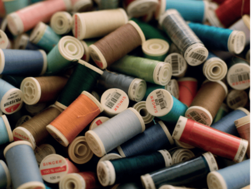 Petits points, grandes histoires : une exposition photo sur l’art de la réparation