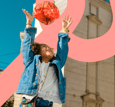 Un enfant jette un sac