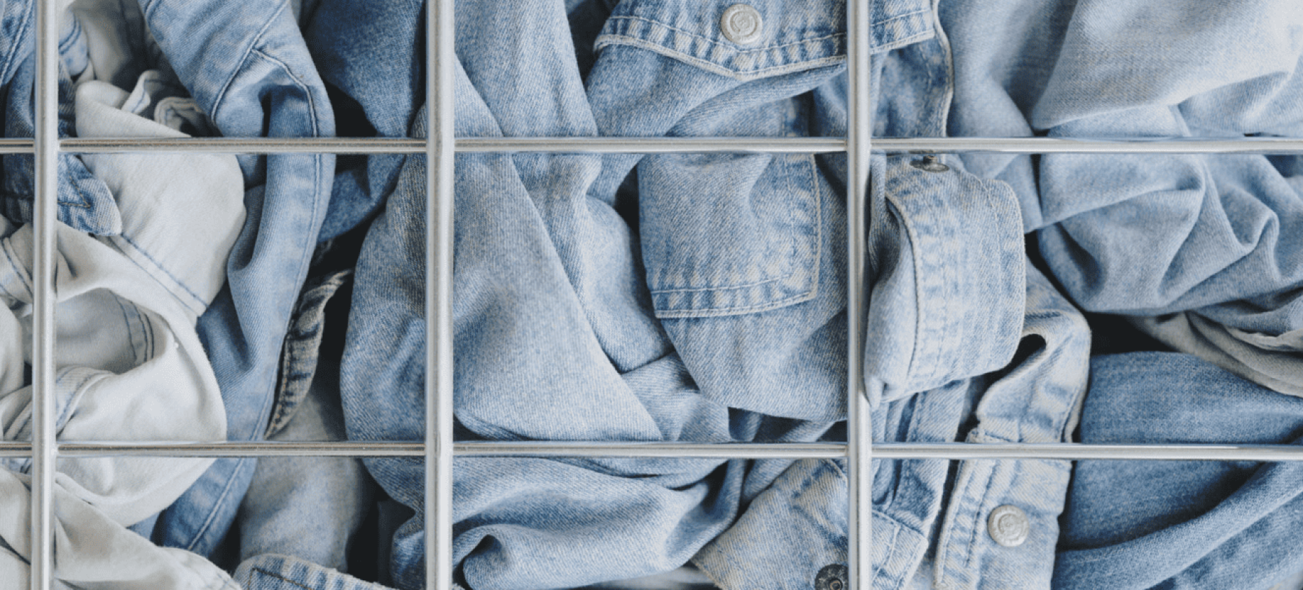 Vêtements en jean bleu dans un casier de collecte