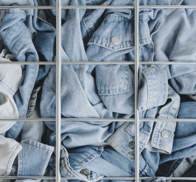 Vêtements en jean bleu dans un casier de collecte