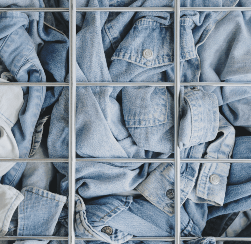 Vêtements en jean bleu dans un casier de collecte
