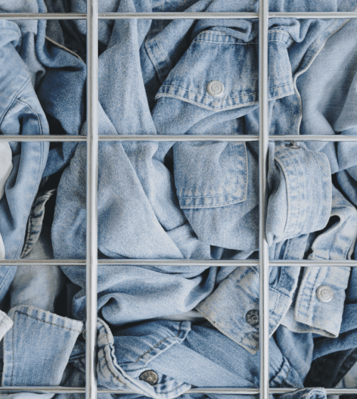 Vêtements en jean bleu dans un casier de collecte