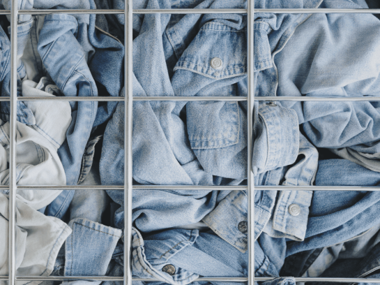 Vêtements en jean bleu dans un casier de collecte