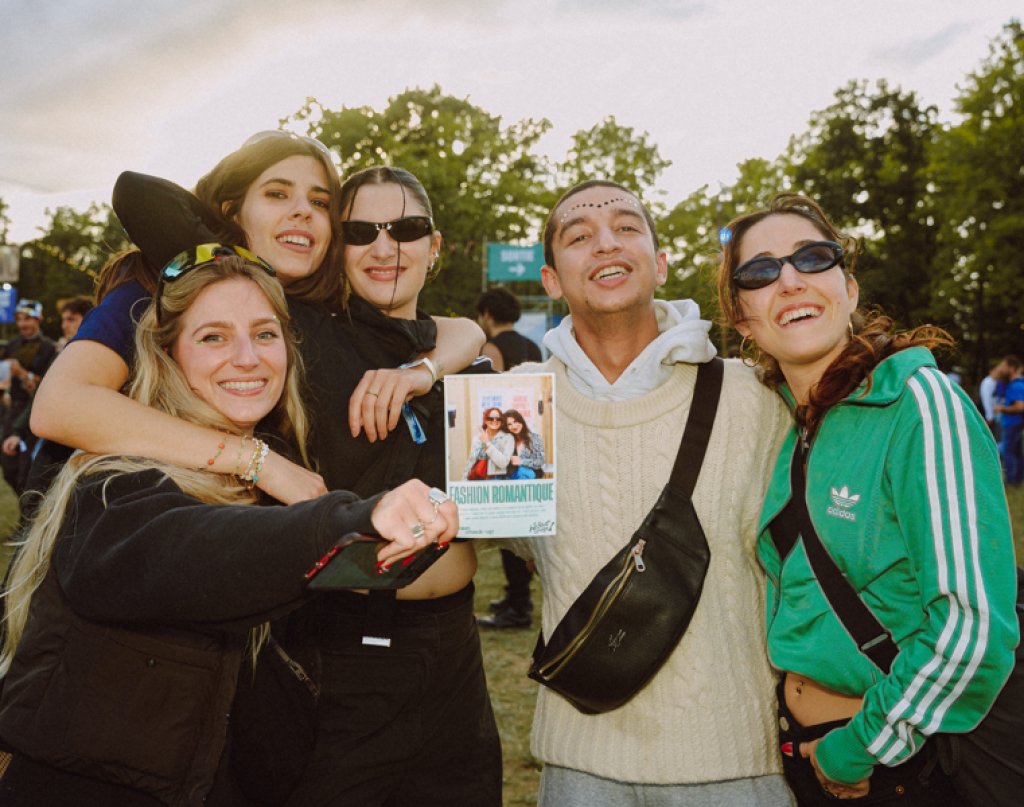 Cliché de cinq festivaliers