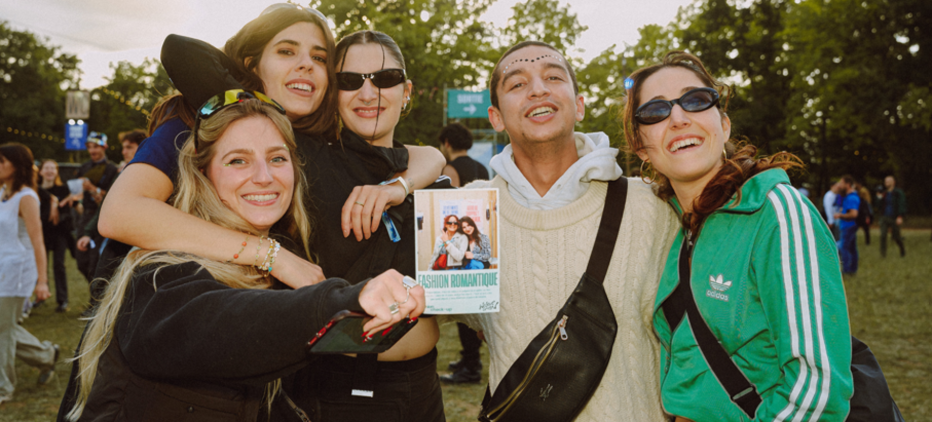 Cliché de cinq festivaliers