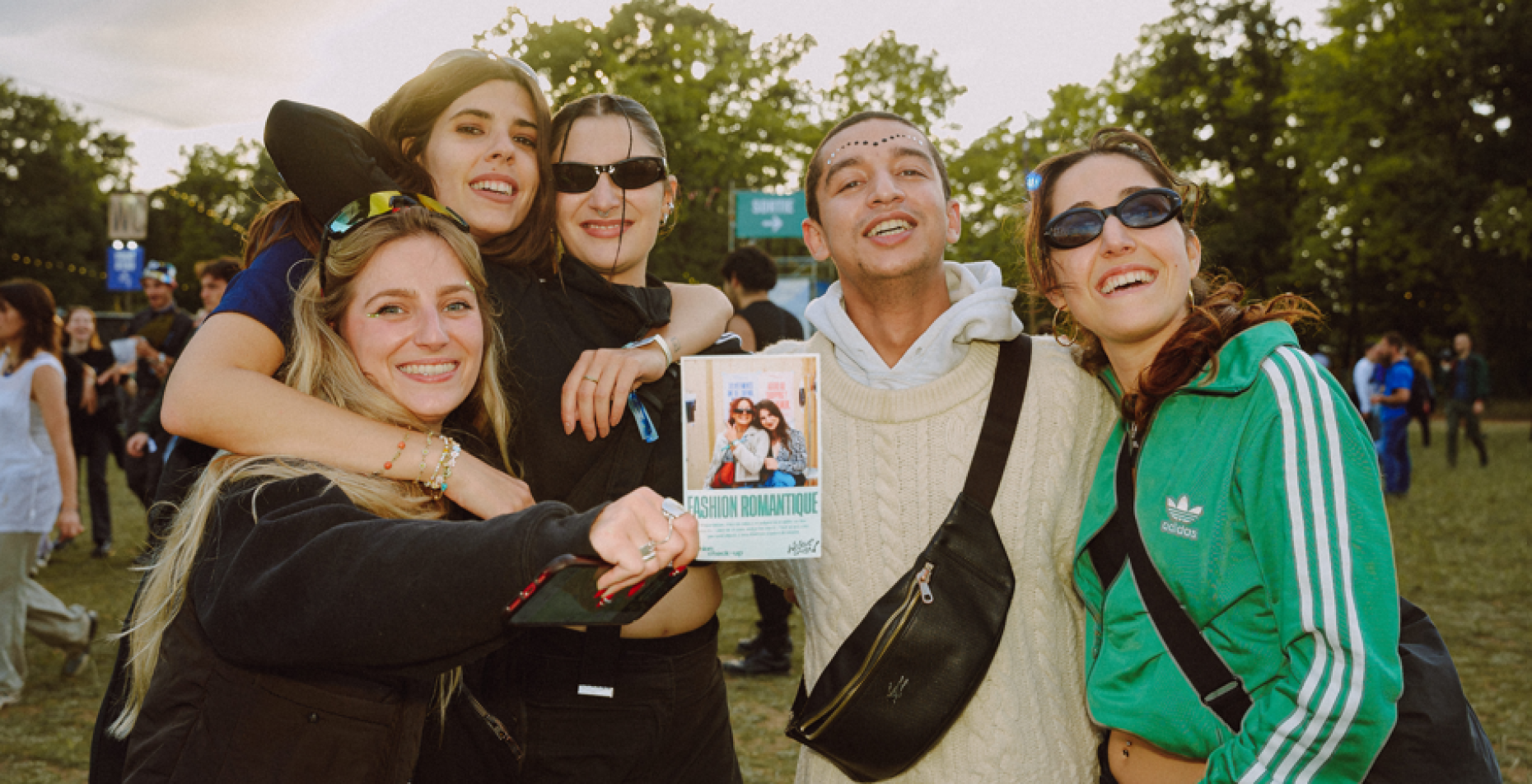 Cliché de cinq festivaliers
