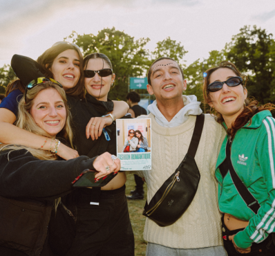 Cliché de cinq festivaliers