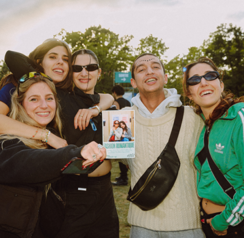 Cliché de cinq festivaliers