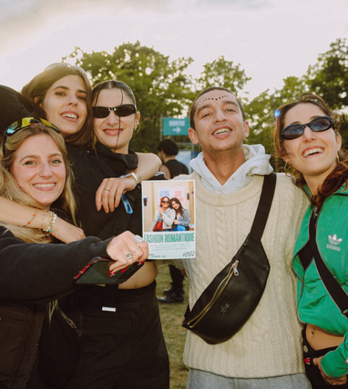 Cliché de cinq festivaliers