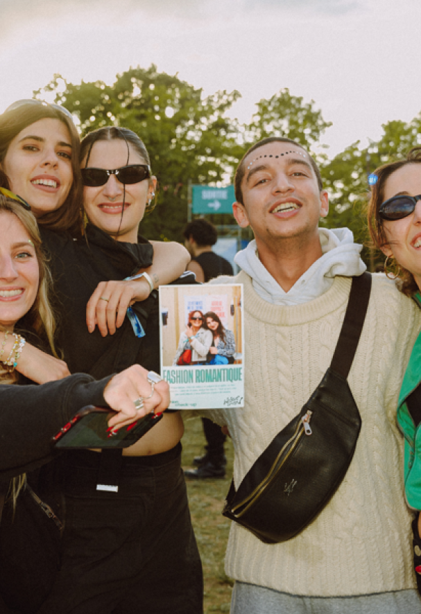 Cliché de cinq festivaliers