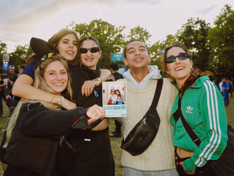Cliché de cinq festivaliers