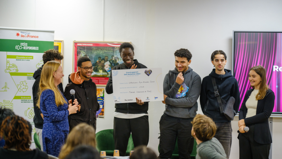 Lycéens alignés lors de la remise des prix