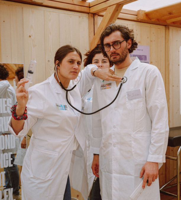 Personnes déguisées en docteur