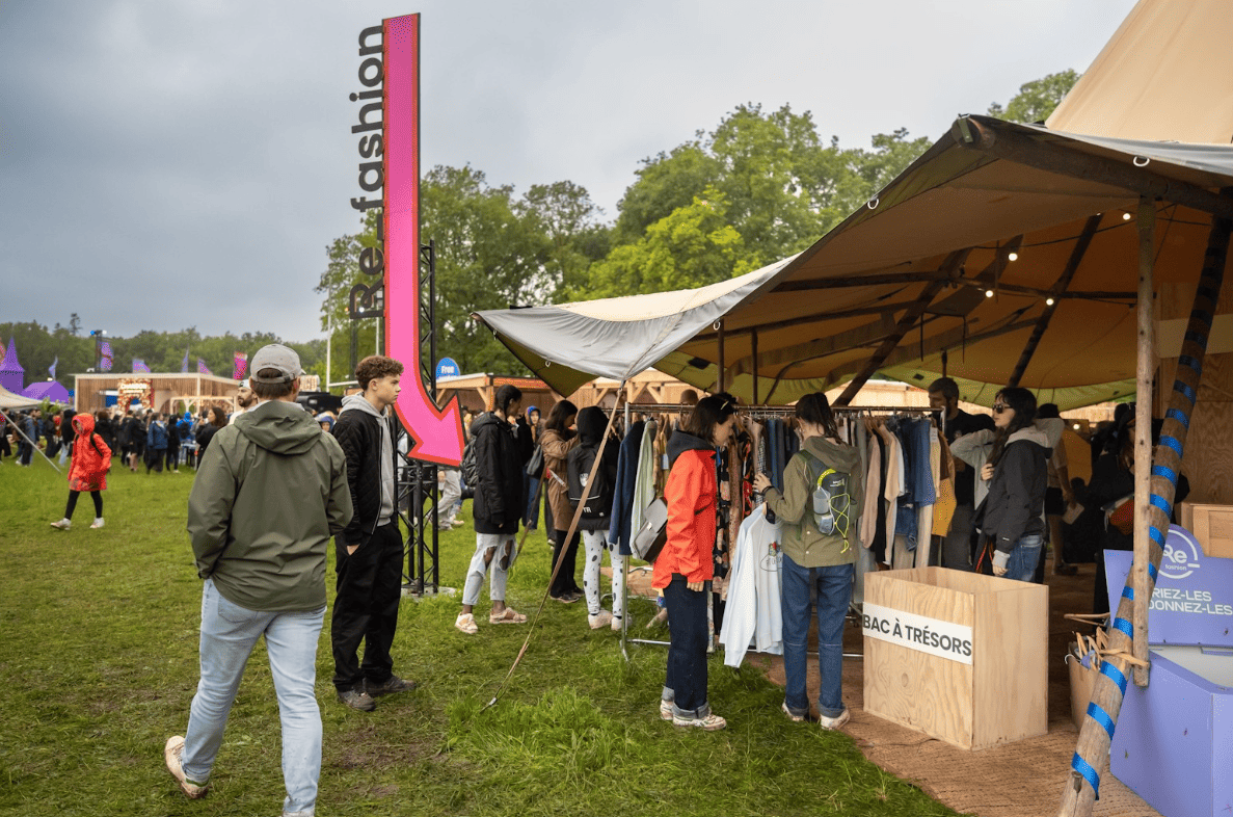 Stand friperie solidaire We Love Green avec visiteurs